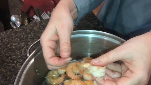 shelling SHRIMP ? “hack” (getting the entire tail peeled) смотреть онлайн