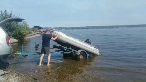 Спуск ПВХ лодки с прицепа. Работа самосвальной системы + замер скорости.