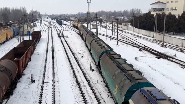 ТЕ33АС-2002 с грузовым поездом едет на станцию Апостолово. #те33ас_2002 28.01.22 смотреть онлайн