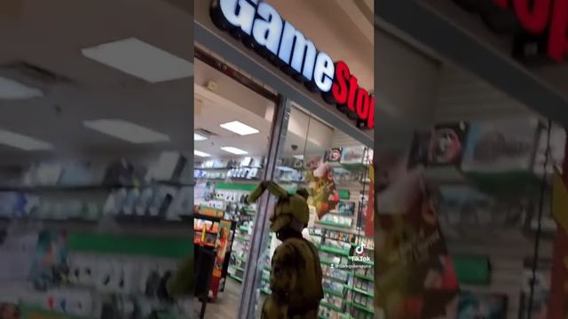 Springtrap goes to GameStop смотреть онлайн