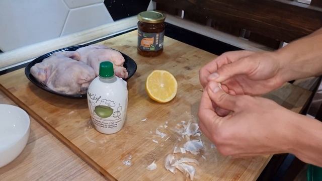 Новогодний рецепт нежные цыплята-корнишоны в духовке с лимоном и картофелем или бататом. смотреть онлайн