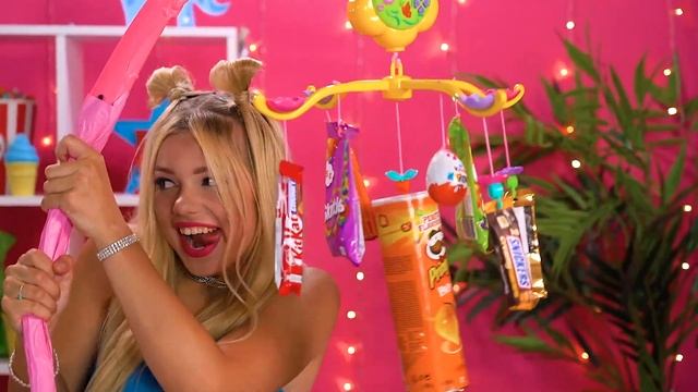 Шоколадный Фонтан Фондю Челлендж | Дешевая Vs Дорогая Еда | Съевший последним победит от RATATA COO смотреть онлайн