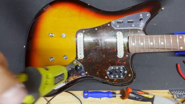 Setting up Fender Baritone Jaguar смотреть онлайн