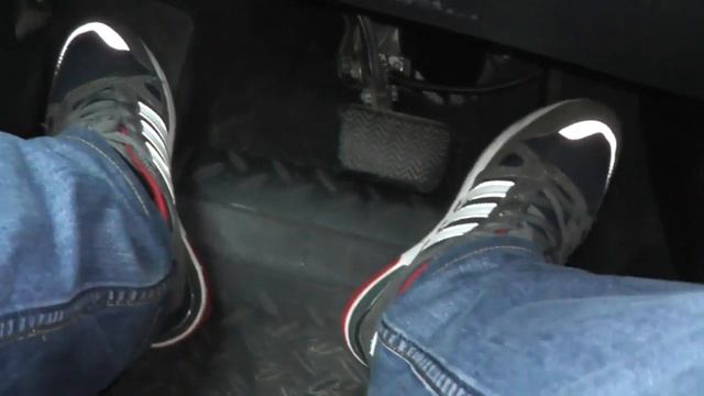 Работа ног с педалями на автомате.