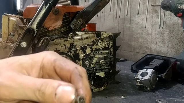 Motosserra não lubrifica! Verificando as peças da bomba de óleo. смотреть онлайн
