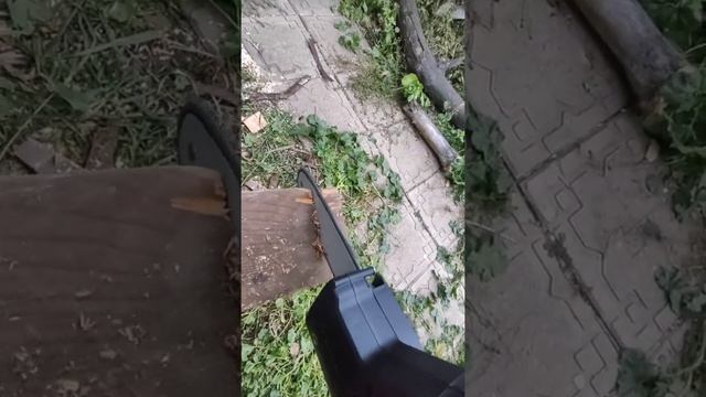 Аккумуляторная цепная пила 8" Violeworks. Пилим доску 50мм смотреть онлайн