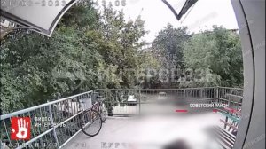 В Челябинске из окна многоэтажки выпала девушка