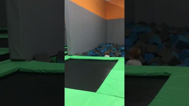 Bouncy trampoline into fomenting! смотреть онлайн