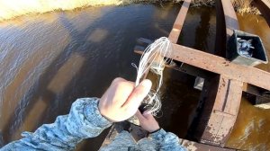 Тонны рыбы в мутной реке Рыбалка на паук Рыбалка на кастинговую сеть с опасного моста Рыбалка 2023