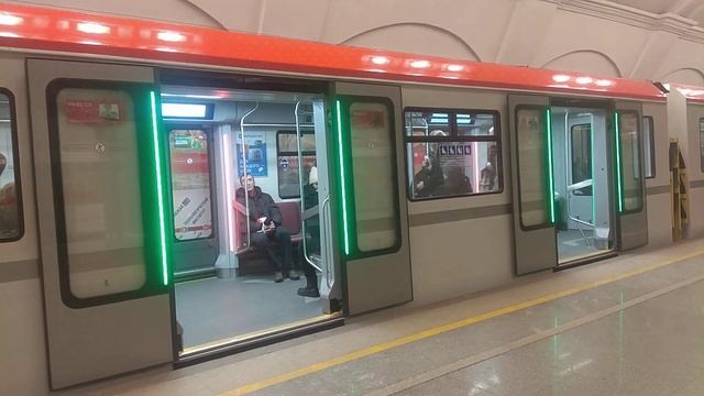 Балтиец на станции «Кировский завод» Петербургского метрополитена (13.02.23) смотреть онлайн