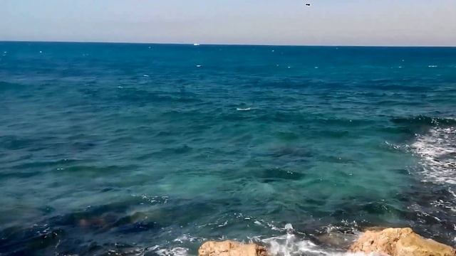 Пляж и разбитая лодка на берегу смотреть онлайн