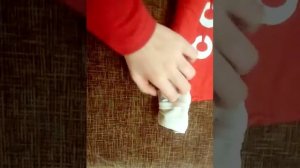 Как сложить футболку трубочкой