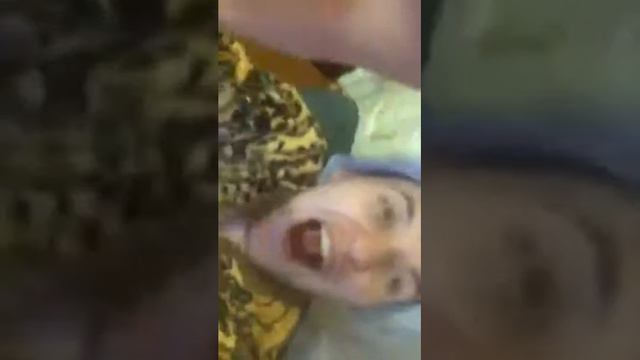 Чувак за 10 зрителей жрет нечищеный апельсин Periscope смотреть онлайн