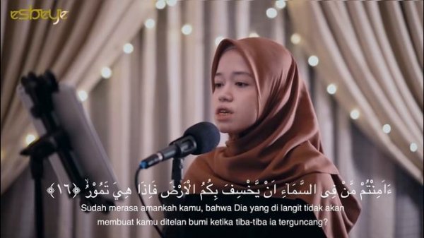 мусульманка читает коран сура ал мулк  этот голос из другого мира