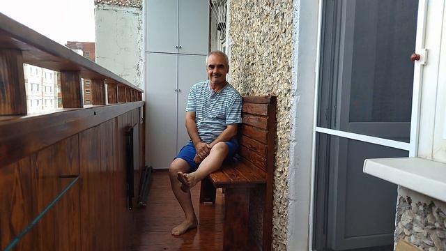 Компактная лавочка и откидной столик на балкон.