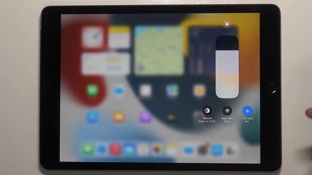 Как включить / выключить автояркость на iPad 10.2 (2021) смотреть онлайн