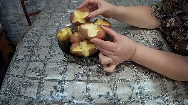 Картошка, печёная в кожуре, заправленная чесночным маслом смотреть онлайн