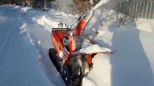 Японский снегоуборщик Honda S100A в работе.