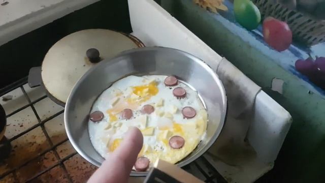 ГДЕ Я РАБОТАЮ. СУП С ФРИКАДЕЛЯМИ И ЯИЧНИЦА С СЫРОМ