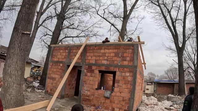 POSTAVLJENE GREDE NA OBJEKat- ALISA ZALUTALA NA HACIJENDU - DJONI osmatra - ep25 смотреть онлайн
