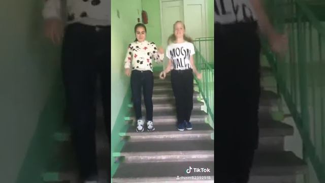 ЧУТЬ НЕ ПОДВЕРНУЛА НОГУ?😱 С ПОДРУЖКОЙ❤️ смотреть онлайн