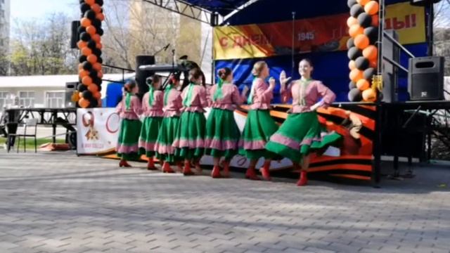 Кубанский танец на празднике в честь Дня Победы в Восточном Измайлове. смотреть онлайн