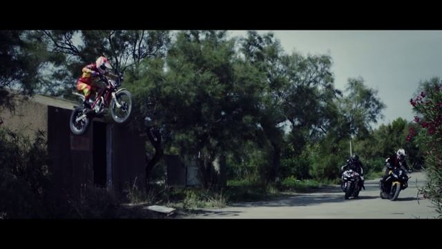 Paintball on Motorcycles - Stunt vs Trial riders ! смотреть онлайн