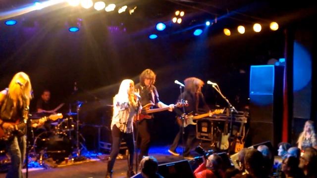 Sass Jordan kick' some ass with PISSIN' DOWN смотреть онлайн