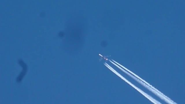 AIRBUS A380 H=10000 m. Filmed with Panasonic Lumix TZ-18 смотреть онлайн