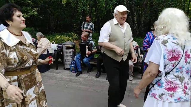 Парк Кузьминки танцы и песни под гармонь 09.06.2019 смотреть онлайн