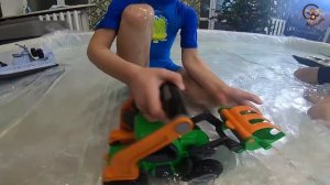 DIY Манкиту дети Даня и Диана делают бассейн. МанкиТайм / children make pool at home