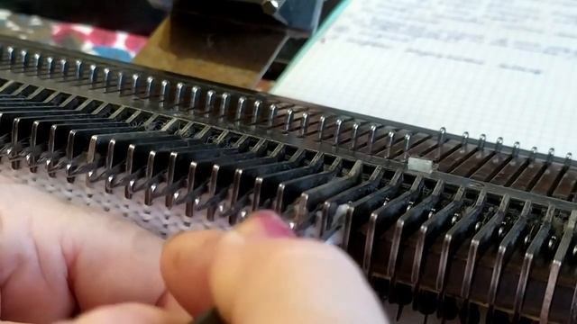 ПРИБАВКИ, УБАВКИ , ЗАКРЫТИЕ ПЕТЕЛЬ И ДРУГИЕ УРОКИ. ВЯЗАНИЕ НА МАШИНЕ НЕВА 1,2,СЕВЕРЯНКА. смотреть онлайн