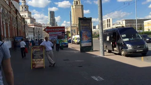 На моноколесе мимо Казанского вокзала в рабочий день смотреть онлайн