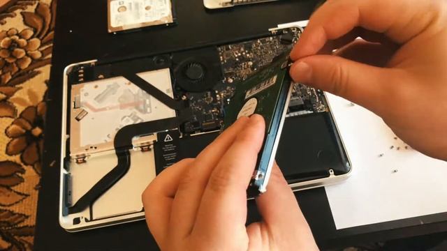Меняем жесткий диск на MacBook Pro 13 (2012) смотреть онлайн