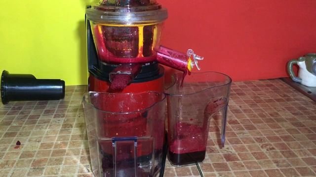 Делаем Свекольный сок. Соковыжималка в работе.mp4 смотреть онлайн