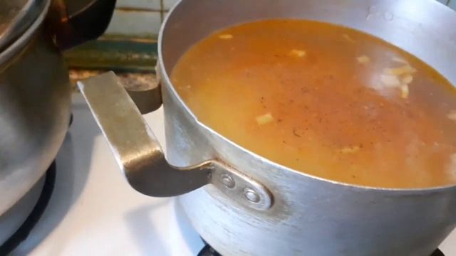 Готовлю сегодня рыбный суп, щи и жарю котлеты.