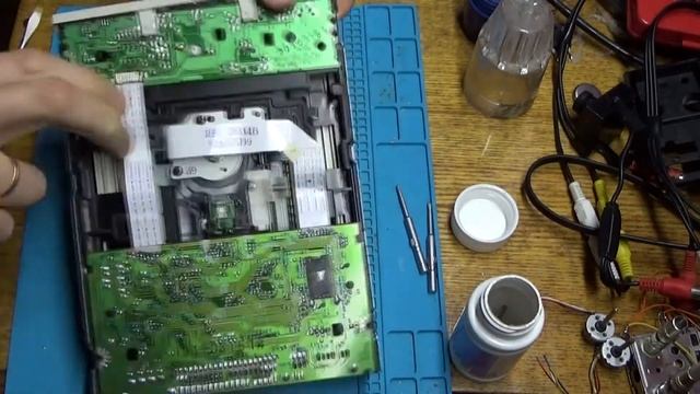 Разборка флоппи и CD-ROM дисководы для будущих проектов. смотреть онлайн