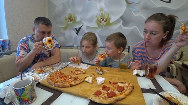МУКБАНГ ПИЦЦА, РОЛЛЫ, ШАУРМА / ОТМЕЧАЕМ 20000 ПОДПИСЧИКОВ! ? #мукбанг #stepfamily смотреть онлайн