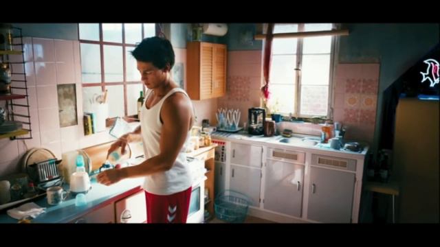 Папа и сын проводят много времени вместе, когда мама может отдохнуть.