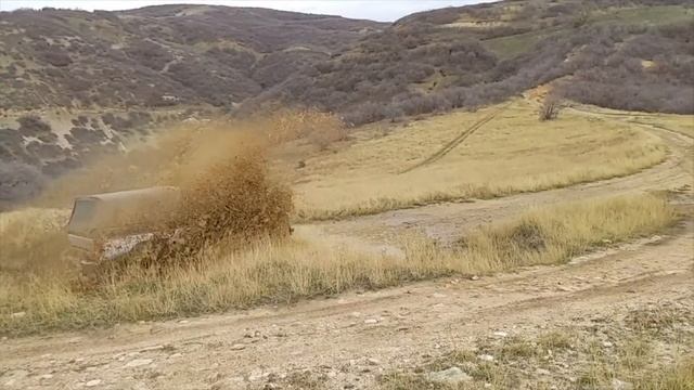 1985 Bullnose Ford Bronco Slowmotion Though the Mud смотреть онлайн