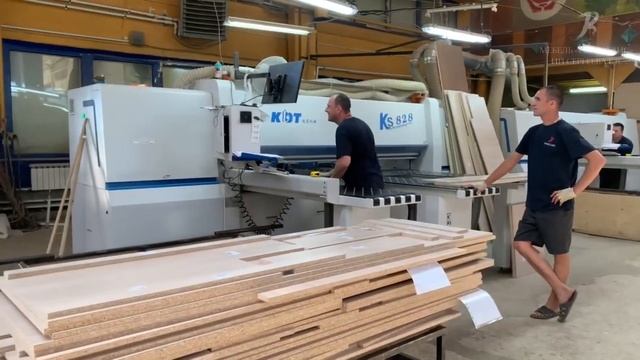 Видео с производства фабрики "Ренессанс". Распиловка ДСП. смотреть онлайн