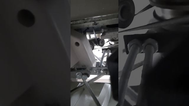 Машина для спуска края кожи. Расположение двух двигателей. Рабочее видео. смотреть онлайн