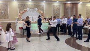 Супер Зажигательный БАТЛ на свадьбе! Гости Сразили друг друга наповал!