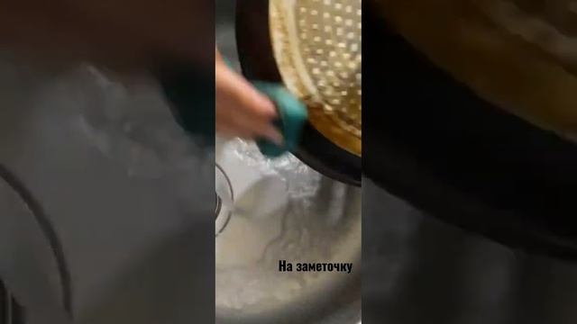 Лайфхак? Как быстро отчистить сковороду? #средствофаберлик смотреть онлайн