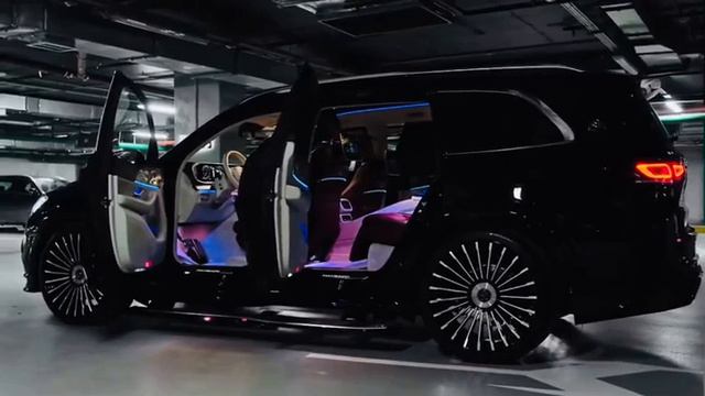 Mercedes Maybach GLS 600 Jumping
