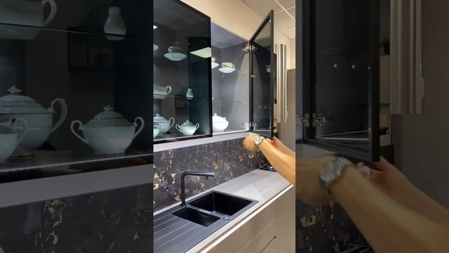 Стильный элемент кухни - стеклянные шкафы с подсветкой на металлической раме Flat. #дизайнинтерьера смотреть онлайн