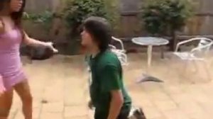 Удар по яичкам