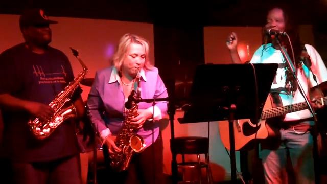 Deb, Joyce and Sax Jam covering Marc Cohn, "Walking in Memphis" at Bayside Inn смотреть онлайн