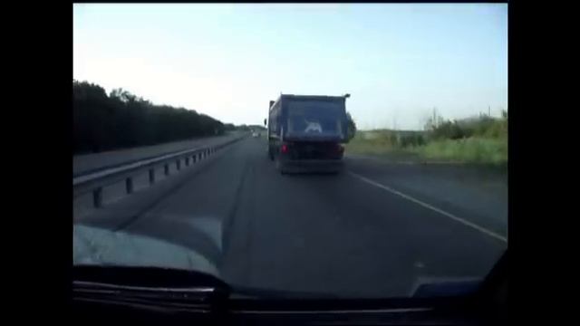 Mitsubishi Delica и грузовик Мерседес смотреть онлайн