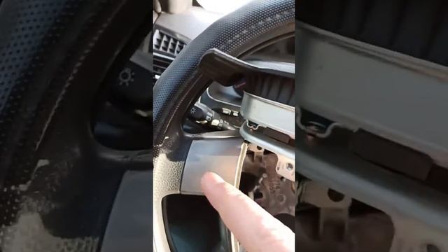 Снимаем вставочки на руле EC7 и перекрашиваем их в черный глянец. смотреть онлайн